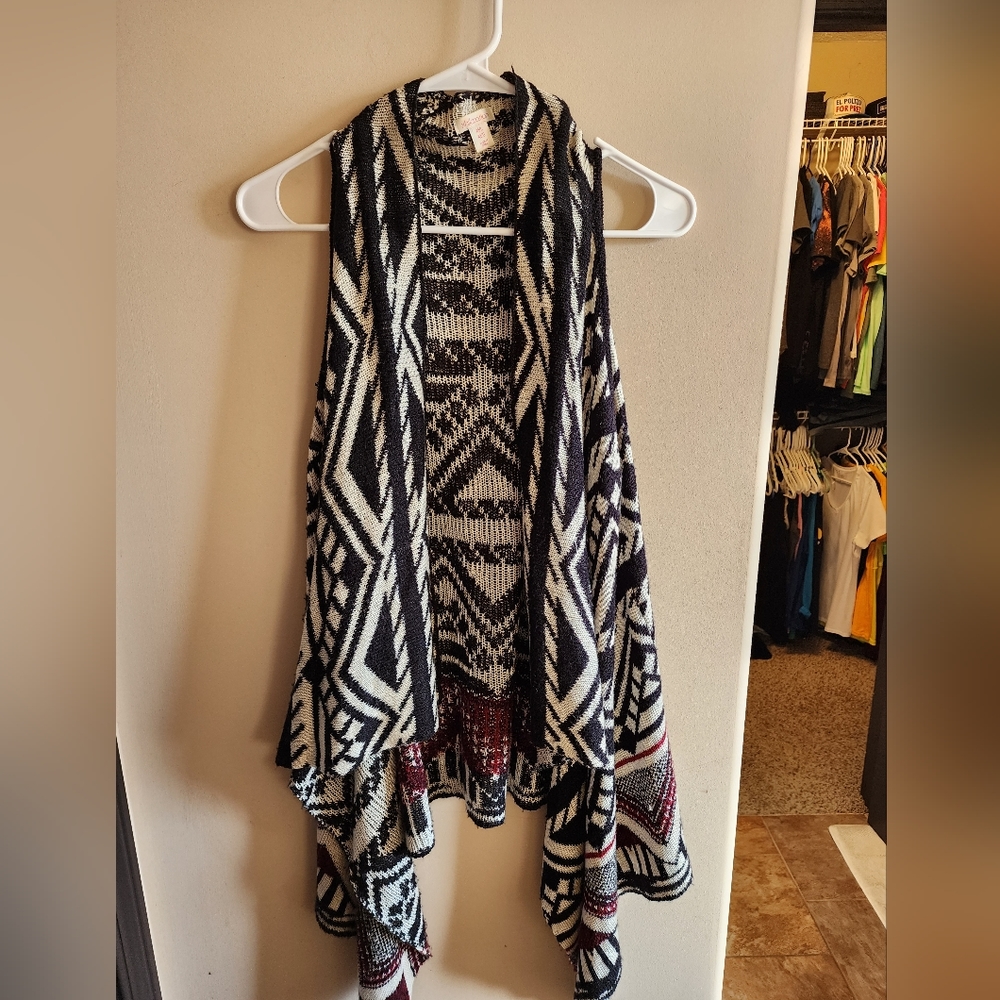 Xhilaration Black and White Geometric Vest